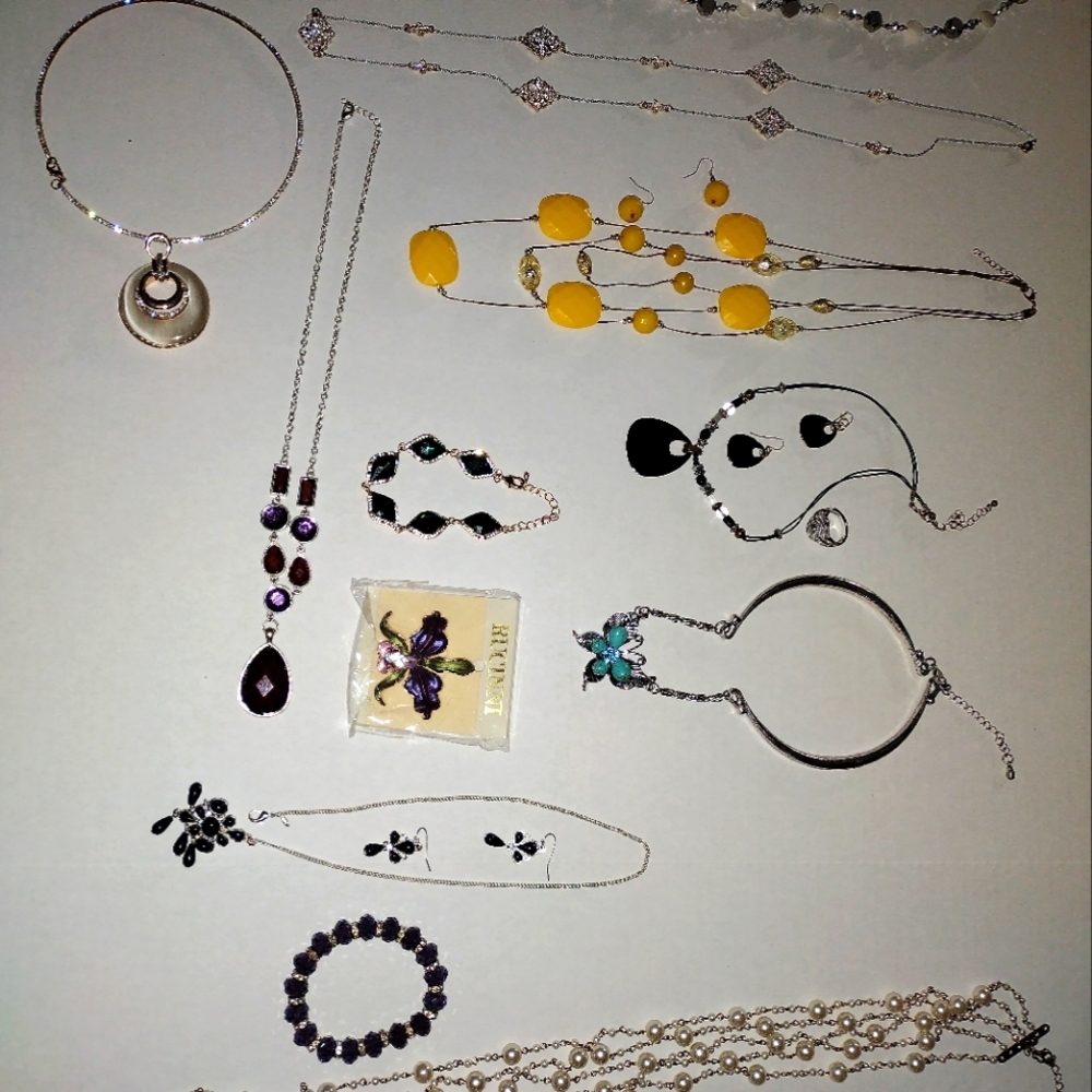 LOT OF HIGH QUALITY COSTUME JEWELRY
